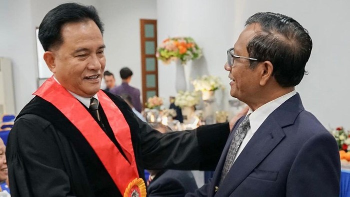 Yusril Unggah Foto Bareng Mahfud: Beda Posisi di MK, Persahabatan Tak Pudar