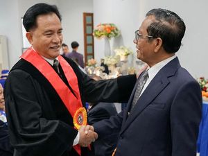 Yusril Unggah Foto Bareng Mahfud: Beda Posisi di MK, Persahabatan Tak Pudar