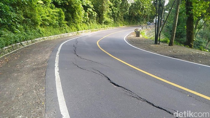 Ada retakan pada aspal di Jalur Gumitir Jember