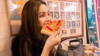 Salah satu varian pizza favorit Afnan Feby adalah pepperoni. Ini posenya saat menikmati pizza kesukaannya. Pepperoni please, tulisnya. Foto: Instagram @afnanfeby