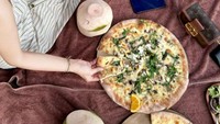 Tak kalah seru, ada momen Afnan Feby ketika nongkrong di beach club Bali bernama Palmilla Bali. Ia memesan pizza dan air kelapa segar. Foto: Instagram @afnanfeby