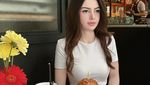 Pose Cantik Afnan Feby, Teman Dekat Rizky Irmansyah yang Hobi Makan Dessert