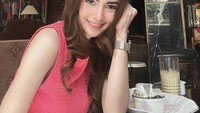 Terakhir ada pose cantiknya saat menikmati kopi dan dessert favoritnya. Posenya yang cantik sukses membuat netizen salah fokus. Foto: Instagram @afnanfeby