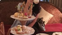 Sebagai penikmat dessert, Afnan Feby juga tak ketinggalan dengan momen afternoon tea. Ini gaya candid Afnan dengan berjejer aneka kue manis. Foto: Instagram @afnanfeby