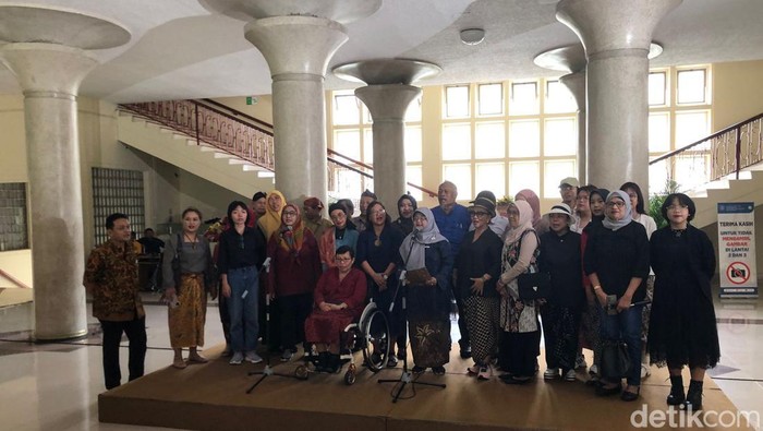 Akademika UGM menggelar pernyataan sikap di Balairung UGM, Minggu (21/4/2024).