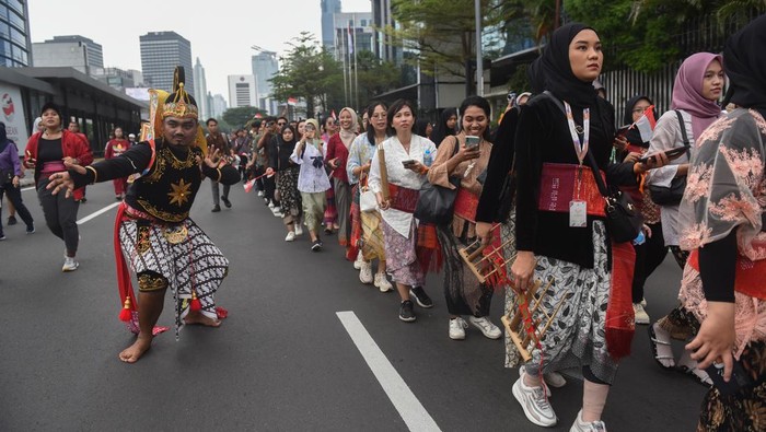 Aksi peringati Hari Kartini Anggota Komunitas Teman Baru bersama mahasiswa Universitas Terbuka JCC melakukan pawai dengan baju daerah saat memperingati Hari Kartini pada Hari Bebas Kendaraan Bermotor (HBKB) di kawasan Bundaran HI, Jakarta, Minggu (21/4/2024).Pawai dengan menyanyikan lagu daerah itu dalam rangka memperingati Hari Kartini yang diperingati setiap 21 April. ANTARA FOTO/Indrianto Eko Suwarso/wpa.