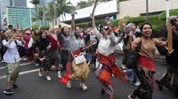 Peserta terlihat sangat semringah saat pawai.