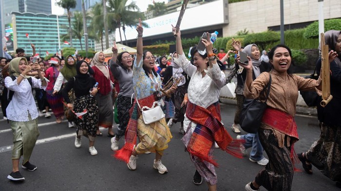Aksi peringati Hari Kartini Anggota Komunitas Teman Baru bersama mahasiswa Universitas Terbuka JCC melakukan pawai dengan baju daerah saat memperingati Hari Kartini pada Hari Bebas Kendaraan Bermotor (HBKB) di kawasan Bundaran HI, Jakarta, Minggu (21/4/2024).Pawai dengan menyanyikan lagu daerah itu dalam rangka memperingati Hari Kartini yang diperingati setiap 21 April. ANTARA FOTO/Indrianto Eko Suwarso/wpa.