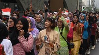Anggota Komunitas Teman Baru bersama mahasiswa Universitas Terbuka JCC melakukan pawai dengan baju daerah saat memperingati Hari Kartini pada Hari Bebas Kendaraan Bermotor (HBKB) di kawasan Bundaran HI, Jakarta, Minggu (21/4/2024).