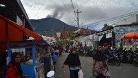 Warga juga diimbau menjauh dari radius 4,5 kilometer dari pusat erupsi di kawah puncak Gunung Marapi.