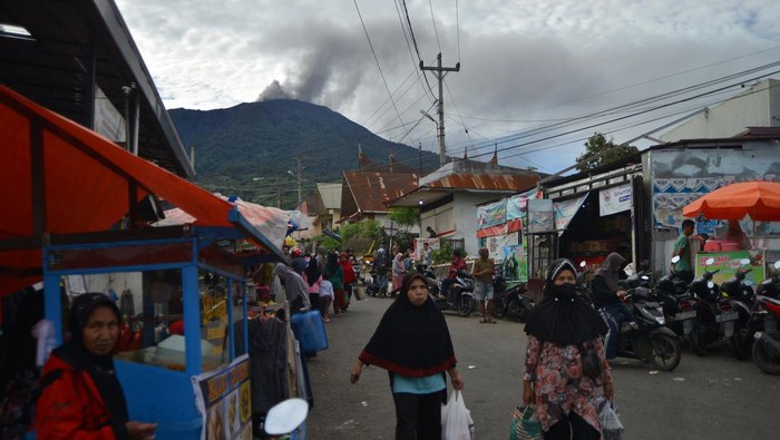 Aktivitas Gunung Marapi di Agam Gunung Marapi mengeluarkan abu vulkanik terlihat di Nagari Batu Palano, Agam, Sumatera Barat, Minggu (21/4/2024). Petugas pos pengamatan gunung api (PGA) Marapi di Bukittinggi mencatat, aktivitas gunung yang berada pada status siaga level itu kembali meningkatserta mengimbau warga menjauh dari radius 4,5 kilometer dari pusat erupsi di kawah puncak Gunung Marapi. ANTARA FOTO/Iggoy el Fitra/wpa.