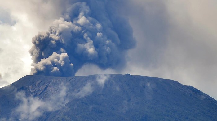 Gunung Marapi mengeluarkan abu vulkanik terlihat di Nagari Batu Palano, Agam, Sumatera Barat, Minggu (21/4/2024). Petugas pos pengamatan gunung api (PGA) Marapi di Bukittinggi mencatat, aktivitas gunung yang berada pada status siaga level itu kembali meningkatserta mengimbau warga menjauh dari radius 4,5 kilometer dari pusat erupsi di kawah puncak Gunung Marapi. ANTARA FOTO/Iggoy el Fitra/wpa.