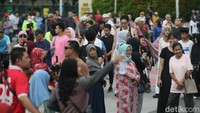 Langit di hari Minggu ini pun tampak sedikit mendung tapi tidak menyurutkan semangat warga berolahraga di CFD. Sejumlah petugas Dinas Perhubungan DKI Jakarta pun berjaga di sekitar area CFD.