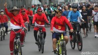 Beragam komunitas masyarakat juga menggelar kegiatan di CFD. Seperti komunitas sepeda ontel Betawi hingga Indonesia Menari yang diperankan oleh ibu-ibu untuk memperingati Hari Kartini.