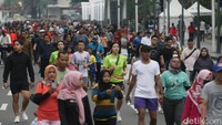 Pantauan detikcom di kawasan Bundaran HI, Jakarta, Minggu (21/4/2024) pagi, terlihat warga ramai berolahraga.