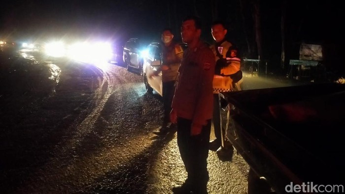 Aparat kepolisian mengatur lalu lintas di Poros Maros-Bone yang macet gegara longsoran batu.