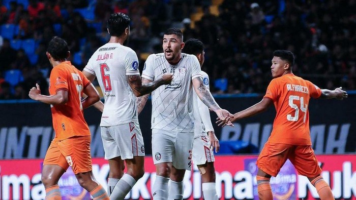 Arema FC vs Borneo FC