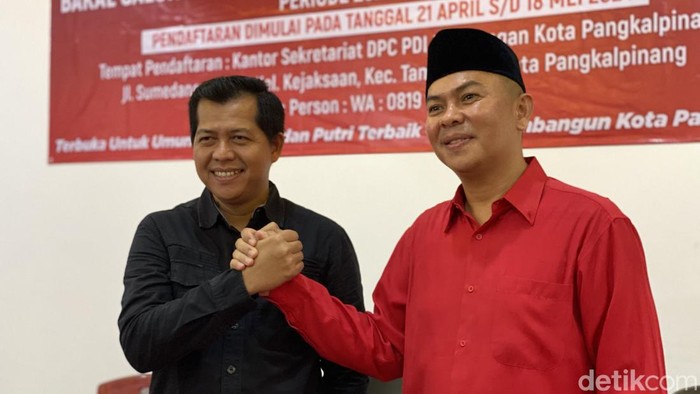 Basit Cinda (baju hitam) pengusaha advertising mendaftarkan diri jadi Wakil Wali Kota Pangkalpinang.