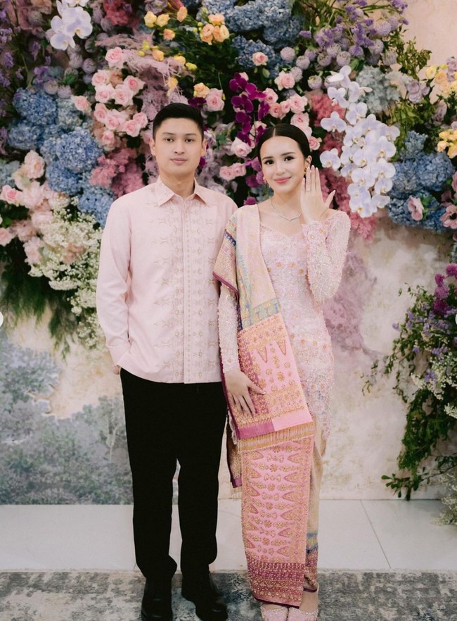 Selama ini Beby dan Rizki sendiri jarang membagikan kemesraan mereka ke publik. Kabar lamaran keduanya pun berhasil membuat beberapa penggemarnya kaget. Foto: Instagram/@bebytsabina