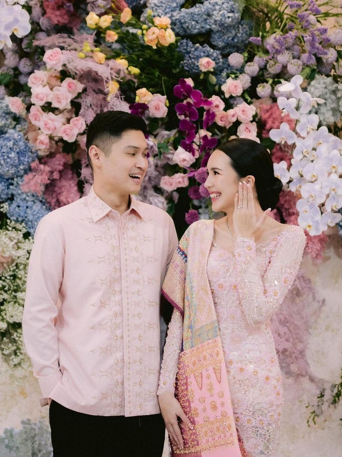 Beby Tsabina dilamar kekasih hati.