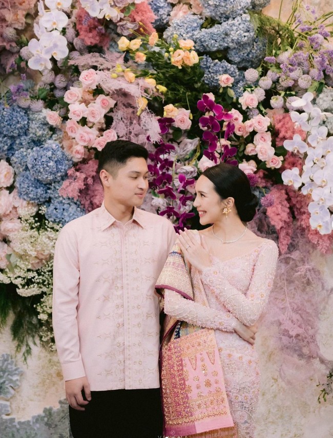 Dalam keterangan unggahannya Beby menuliskan tanggal lamaran mereka yang jatuh pada 21 April 2024. Keduanya tampak serasi dan menawan mengenakan busana bernuansa pink atau merah muda. Foto: Instagram/@bebytsabina