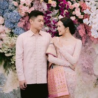 Dalam keterangan unggahannya Beby menuliskan tanggal lamaran mereka yang jatuh pada 21 April 2024. Keduanya tampak serasi dan menawan mengenakan busana bernuansa pink atau merah muda. Foto: Instagram/@bebytsabina