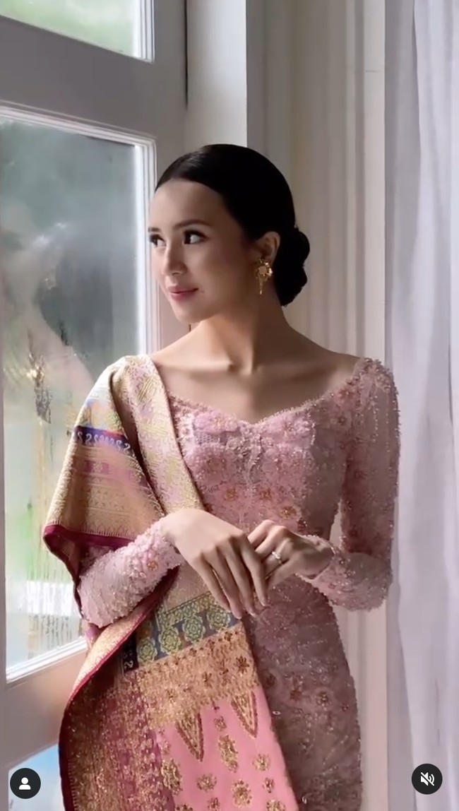 Beby Tsabina tampil cantik mengenakan kebaya dari studioboh. Tampil serba pink, artis 21 tahun itu juga melengkapi penampilannya dengan beberapa aksesori seperti anting dan kalung. Foto: Instagram/@picaleva