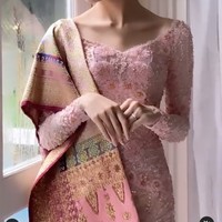 Beby Tsabina tampil cantik mengenakan kebaya dari studioboh. Tampil serba pink, artis 21 tahun itu juga melengkapi penampilannya dengan beberapa aksesori seperti anting dan kalung. Foto: Instagram/@picaleva