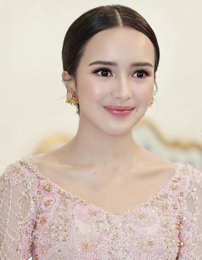 Penampilan Beby Tsabina semakin cantik dengan riasan natural flawless dan lipstik berwarna merah muda. Ditambah dengan rambut yang dicepol rapih ke belakang, penampilannya jadi semakin terlihat anggun dan menawan. Foto: Instagram/@evalovira