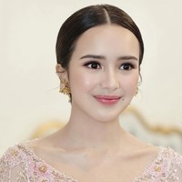 Penampilan Beby Tsabina semakin cantik dengan riasan natural flawless dan lipstik berwarna merah muda. Ditambah dengan rambut yang dicepol rapih ke belakang, penampilannya jadi semakin terlihat anggun dan menawan. Foto: Instagram/@evalovira