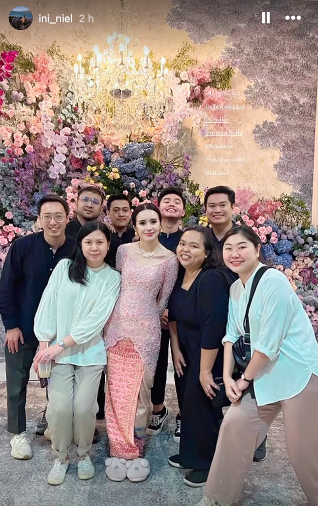 Kebahagiaan terpancar jelas di wajah Beby Tsabina yang sebentar lagi akan mengakhiri masa lajangnya. Banyak netizen yang turut mendoakan agar hubungan Beby dan Rizki terus lancar hingga ke jenjang pernikahan. Foto: Instagram/@ini_niel