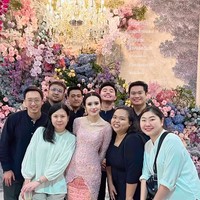 Kebahagiaan terpancar jelas di wajah Beby Tsabina yang sebentar lagi akan mengakhiri masa lajangnya. Banyak netizen yang turut mendoakan agar hubungan Beby dan Rizki terus lancar hingga ke jenjang pernikahan. Foto: Instagram/@ini_niel