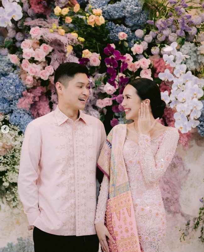 Melalui akun Instagram pribadinya Beby membagikan momen lamarannya dengan sang kekasih, Rizki Natakusumah. Terlihat Beby memamerkan cincin yang sudah melingkar di jari manisnya sambil tersenyum bahagia ke arah calon suaminya. Foto: Instagram/@bebytsabina