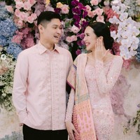 Melalui akun Instagram pribadinya Beby membagikan momen lamarannya dengan sang kekasih, Rizki Natakusumah. Terlihat Beby memamerkan cincin yang sudah melingkar di jari manisnya sambil tersenyum bahagia ke arah calon suaminya. Foto: Instagram/@bebytsabina