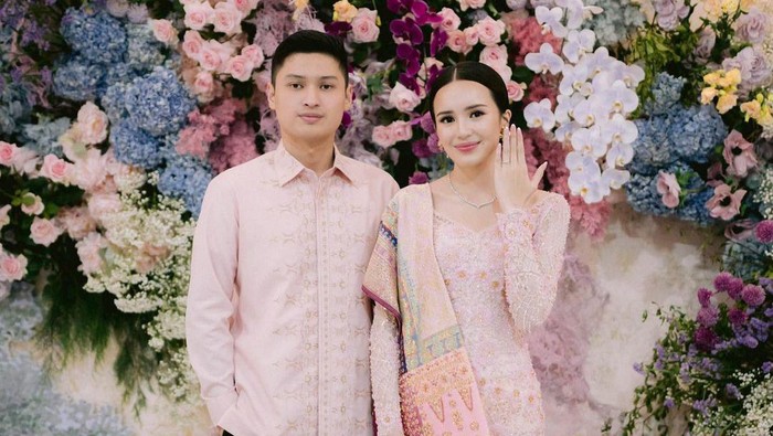 Beby Tsabina dilamar kekasih hati.