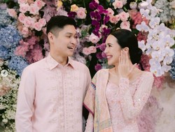 7 Foto Lamaran Beby Tsabina & Rizki Natakusumah, Serasi Dengan Busana Pink