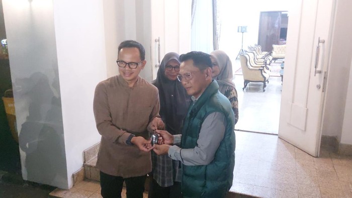 Mantan Wali Kota Bogor Serahkan Kunci Rumah Dinas kepada Penerus Usai Masa Jabatan Berakhir