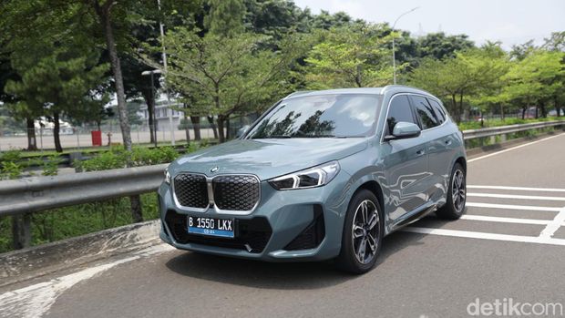 BMW iX1