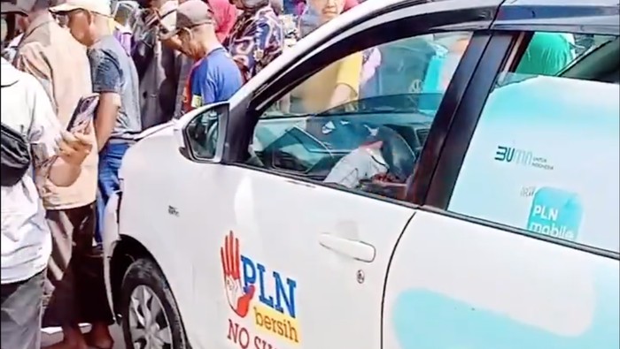Bocah 5 tahun iseng mengendarai mobil PLN dan menabrak motor