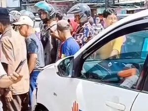 Ulah Iseng Bocah Mainkan Mobil Parkir Berujung Tabrak Pemotor-Tiang Listrik