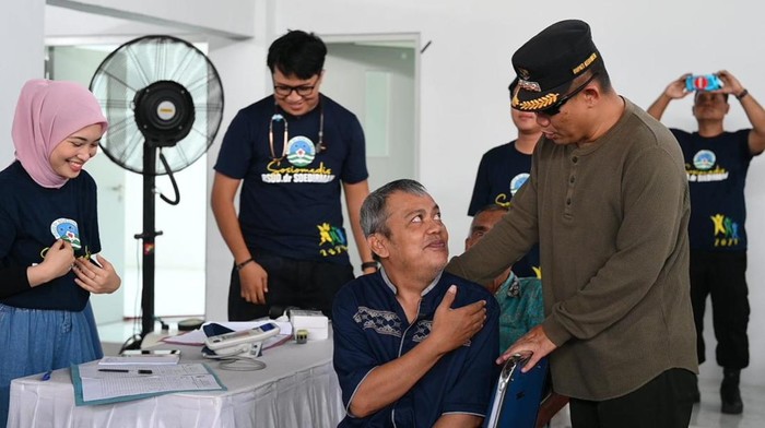 Bupati Kebumen Arif Sugiyanto menggencarkan pengobatan gratis