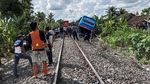 3 Orang Tewas Usai Kereta Tabrak Bus di OKU Timur Sumsel