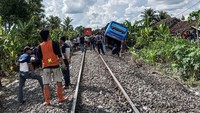 Sedangkan kereta yang menabrak bus merupakan kereta api Rajabasa.