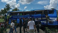 Data sementara dari petugas di lapangan, sebanyak tiga penumpang bus meninggal dunia dan penumpang lainnya mengalami luka-luka.