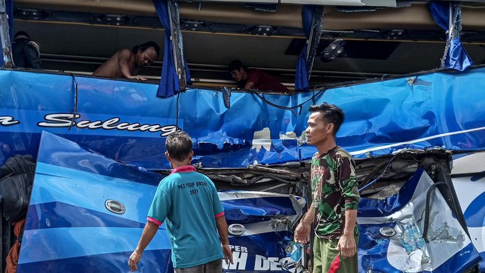 Bus ditabrak kereta api di OKU Timur Warga mengamati kondisi bus penumpang Putra Sulung yang tertabrak kereta api Rajabasa di perlintasan tanpa palang pintu di Jalan Pertanian, Kecamatan Martapura, Kabupaten OKU Timur, Sumatera Selatan, Minggu (21/4/2024). Data sementara dari petugas di lapangan, sebanyak tiga penumpang bus meninggal dunia dan penumpang lainnya mengalami luka-luka. ANTARA FOTO/T Fikri W/Lmo/Spt.