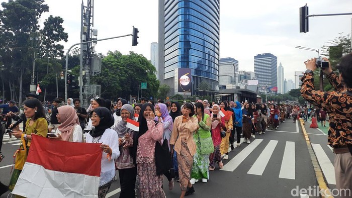 Warga Riang Gembira Merayakan Kembalinya CFD Sudirman-Thamrin yang Sangat Dinantikan