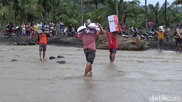 Distribusi bantuan logistik untuk warga yang terisolir imbas jembatan putus usai diterjang banjir lahar dingin Semeru.