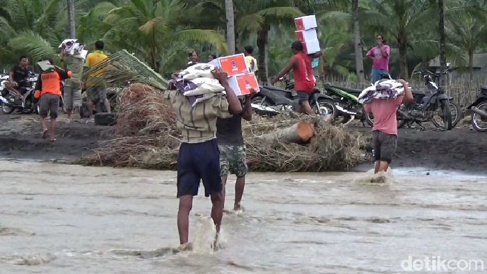 Distribusi bantuan logistik untuk warga yang terisolir imbas jembatan putus usai diterjang banjir lahar dingin Semeru.