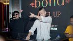 Gaya Herjunot Ali Nge-DJ Ajak Pengunjung Bergoyang