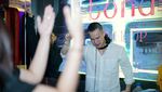 Gaya Herjunot Ali Nge-DJ Ajak Pengunjung Bergoyang